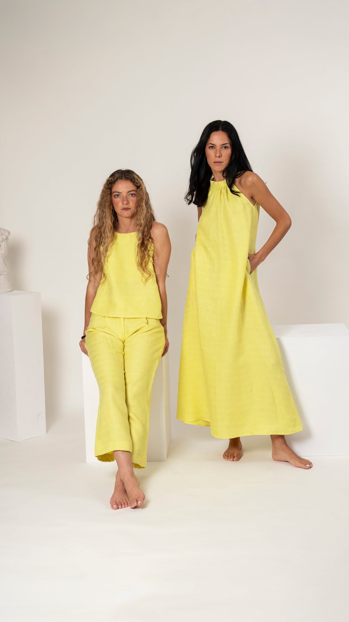 Top halter y pantalón de lino Acacia junto al vestido largo de lino Acacia