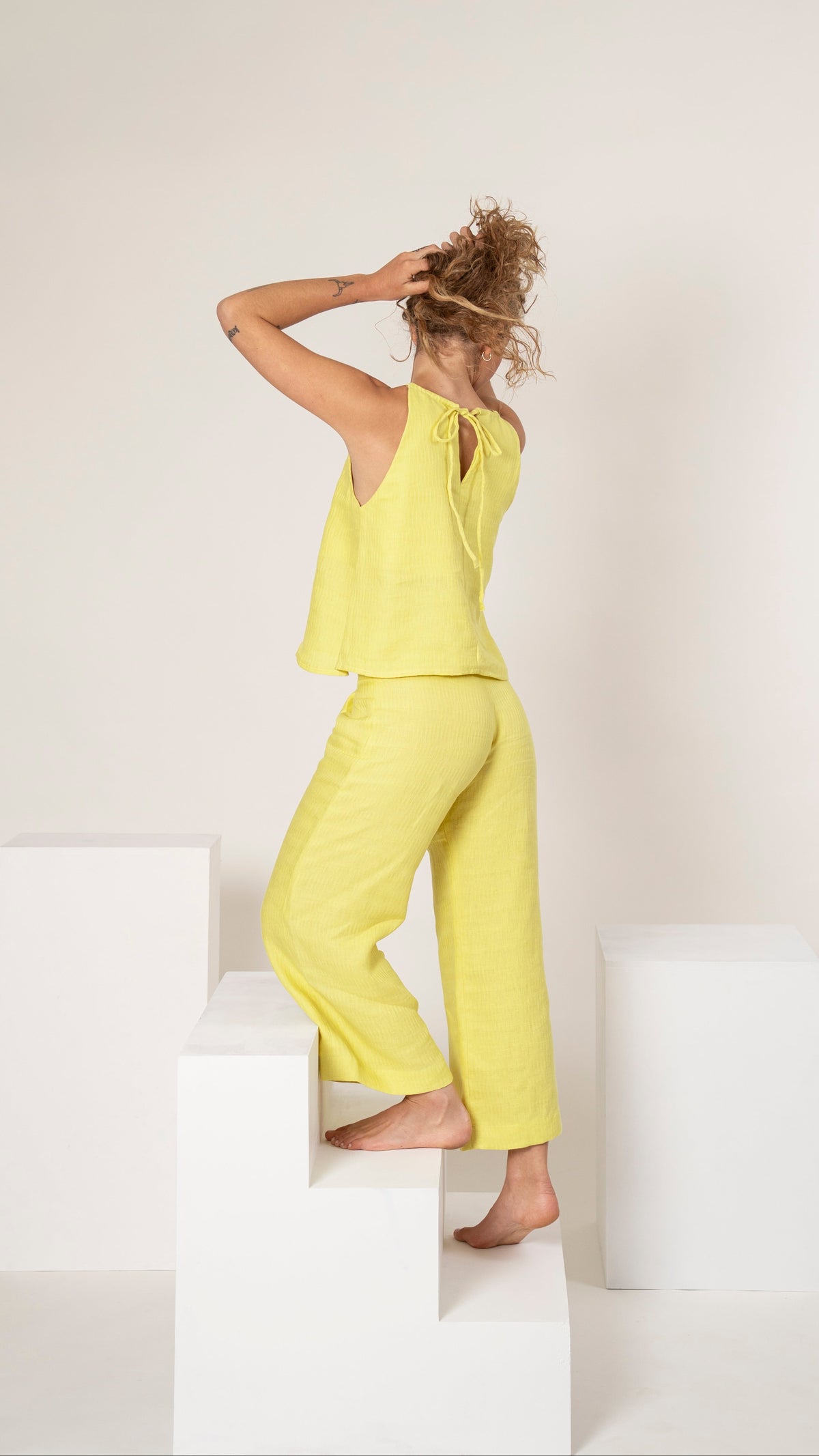Top halter de lino amarillo Acacia con pantalón con pinzas a juego, conjunto completo