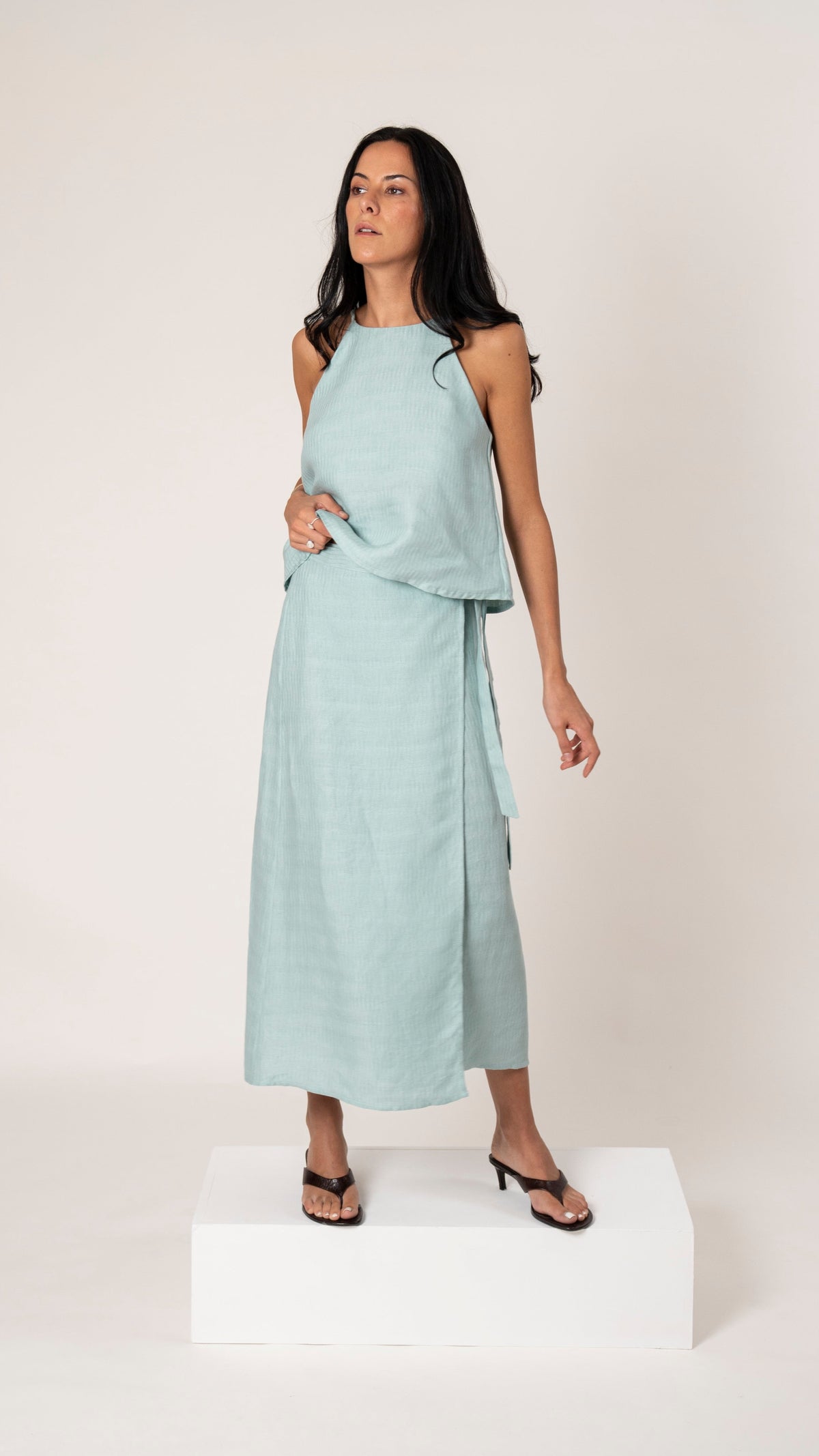 Top halter de lino verde agua Ether, ajustado y sin mangas, con falda pareo a juego