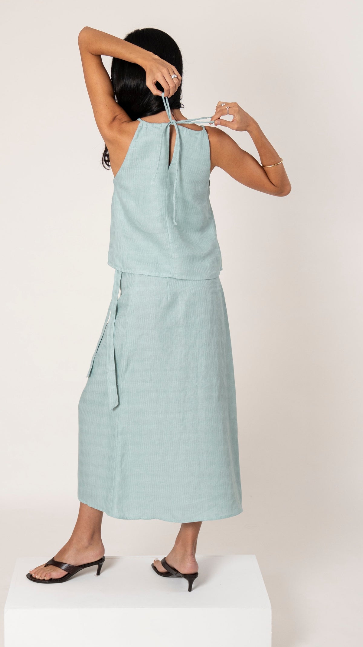 Top halter de lino verde agua Ether, vista de espalda