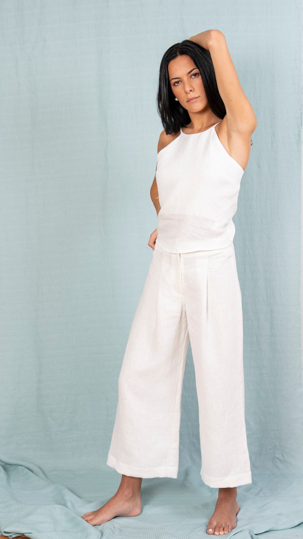 Pantalón de lino blanco con pinzas, pierna ancha hasta el tobillo, con top de lino blanco, vista de frente