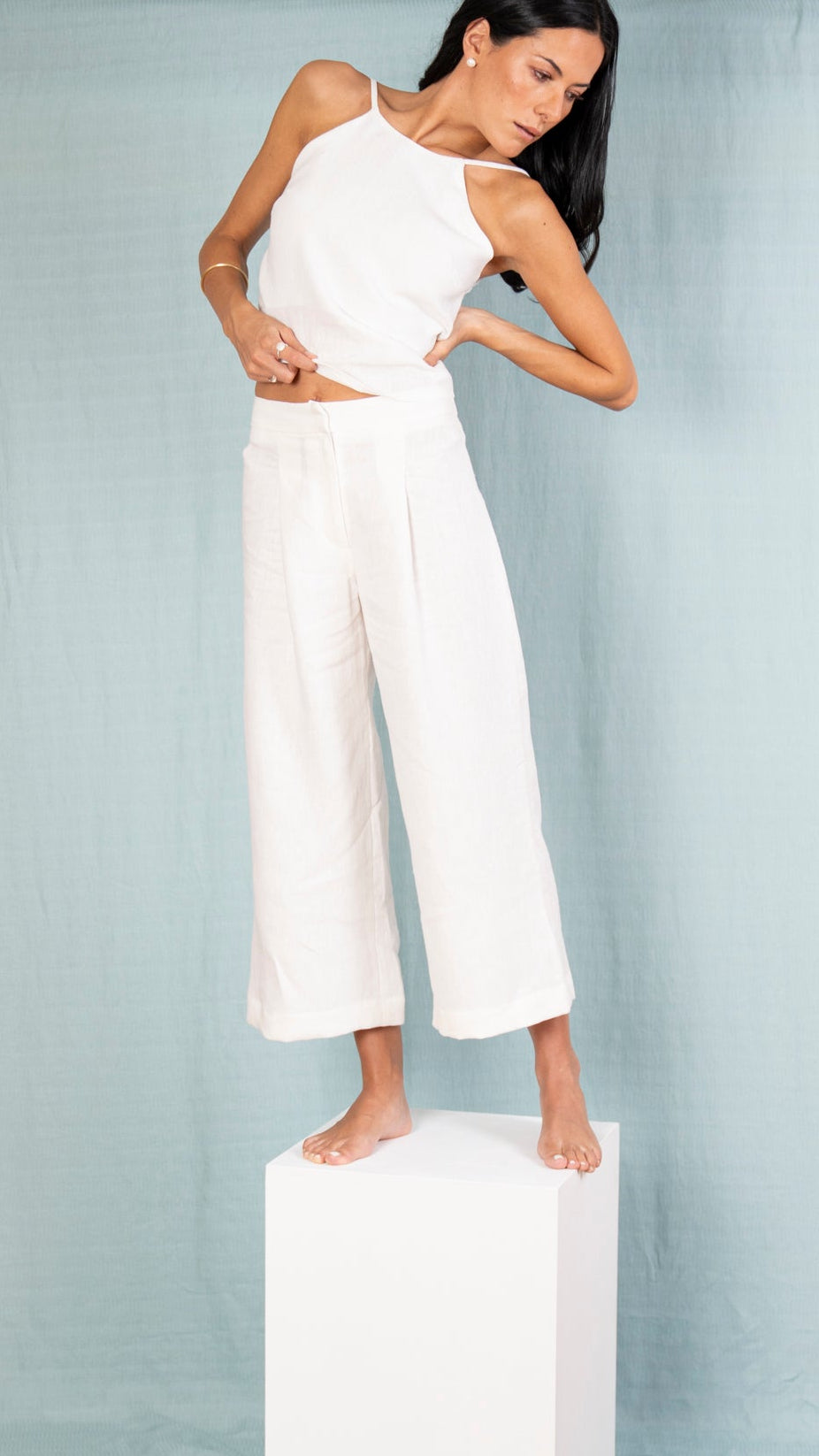 Polera de lino blanca de tiritas con nudo y pantalón blanco de pierna ancha, vista de frente