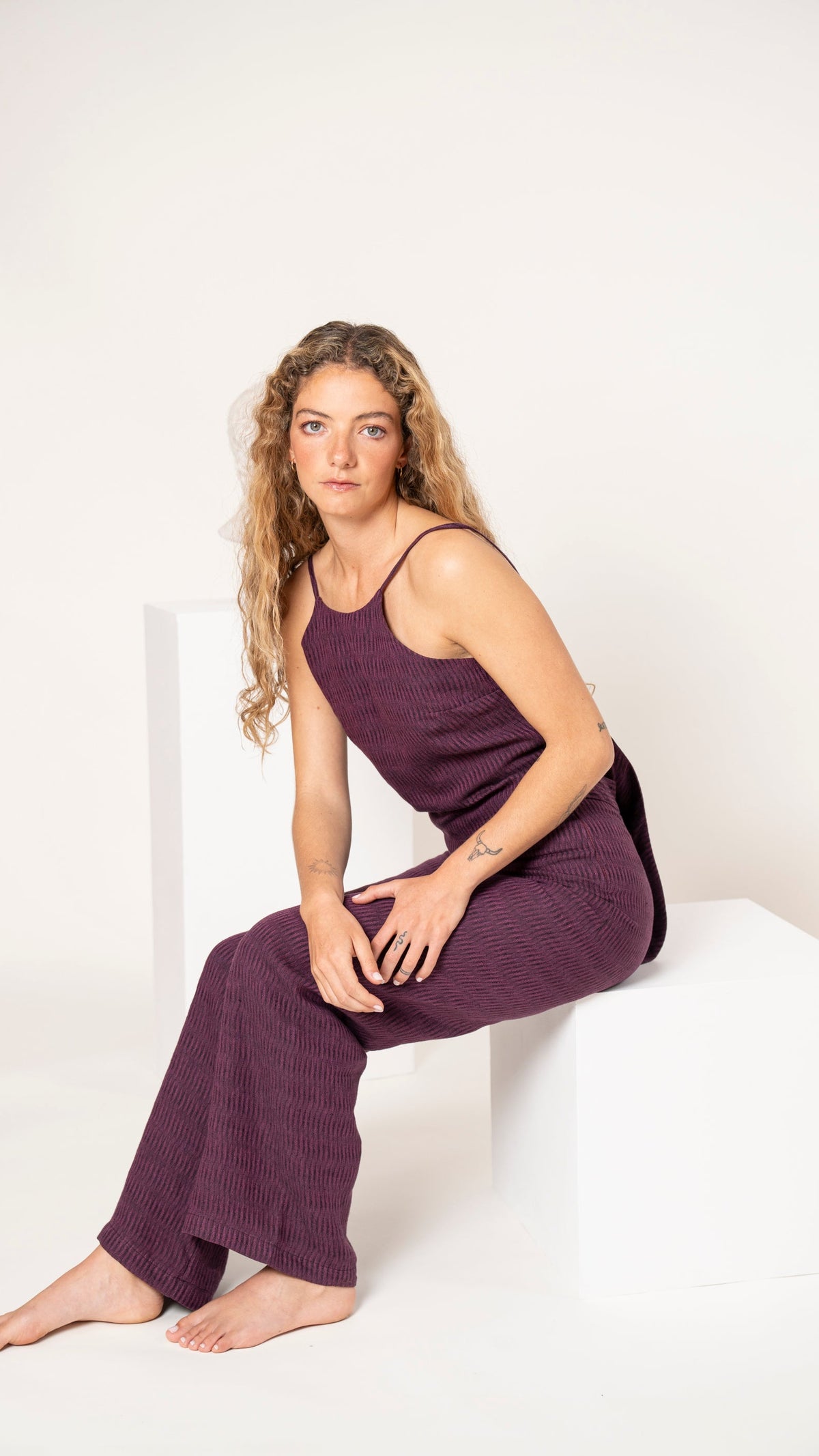 Polera de lino morada Amaranto de tiritas con nudo y pantalón a juego, conjunto completo
