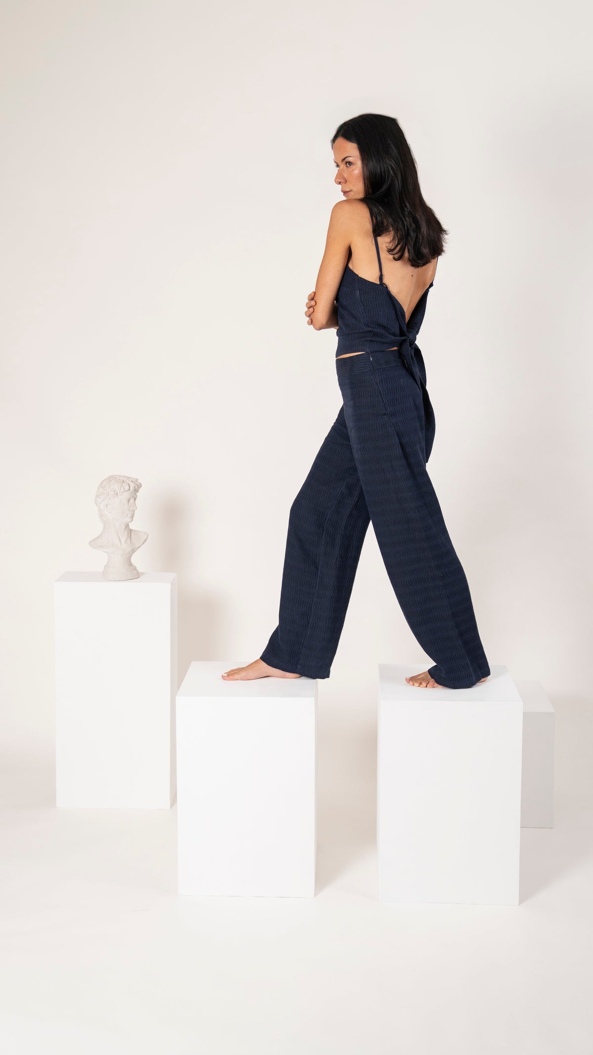 Top de lino azul con nudo y pantalón recto azul de pierna recta, vista de perfil