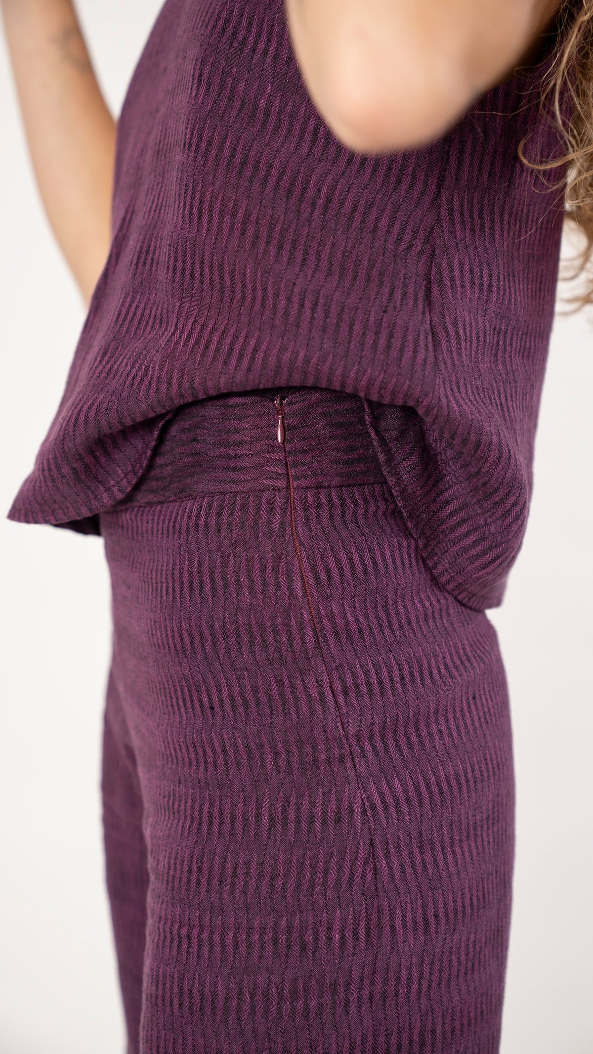 Detalle de la trama exclusiva del lino en el pantalón recto morado Amaranto con top halter