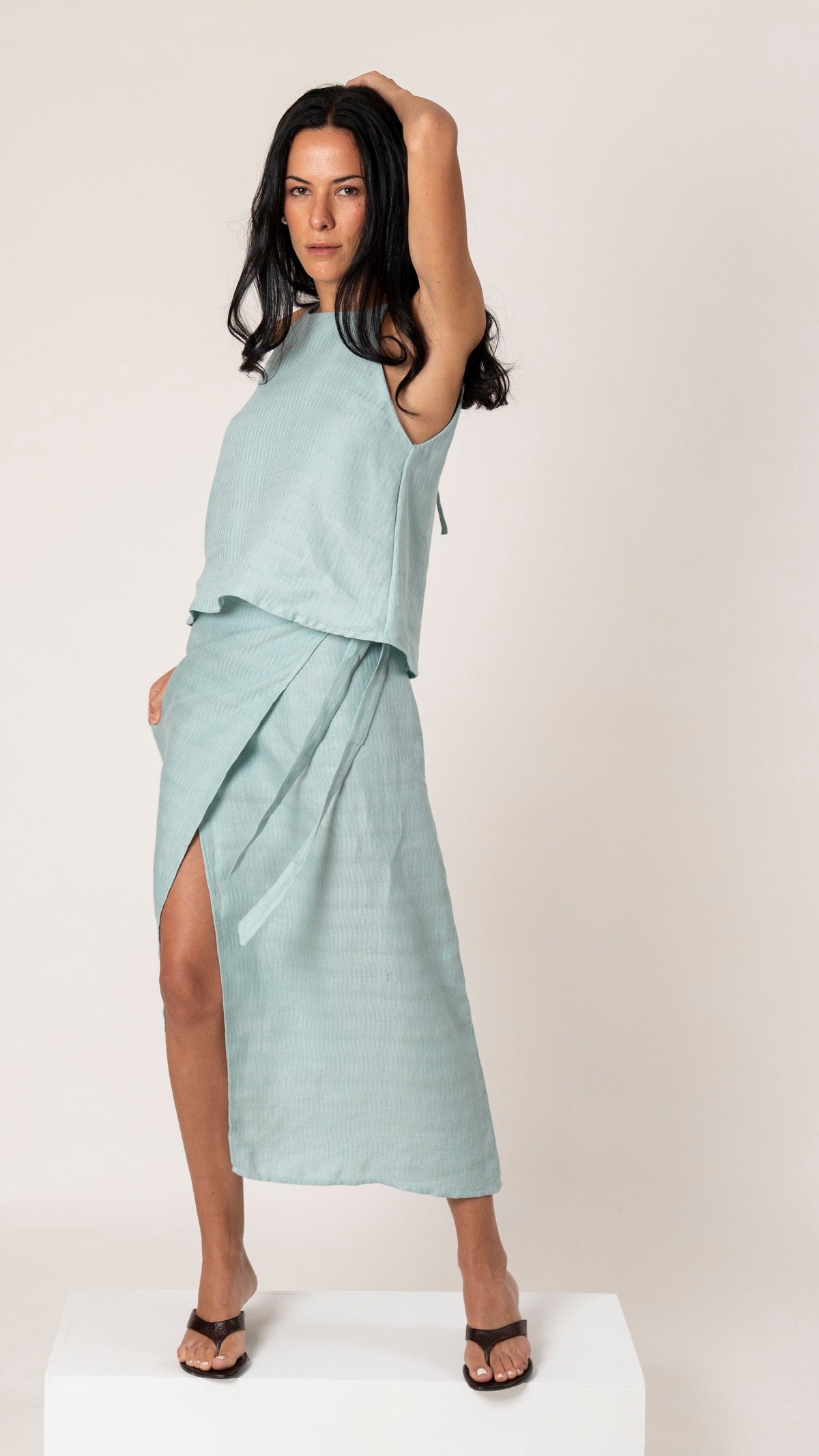 Falda pareo de lino verde agua Ether con trama exclusiva, larga con tajo, y top halter Ether