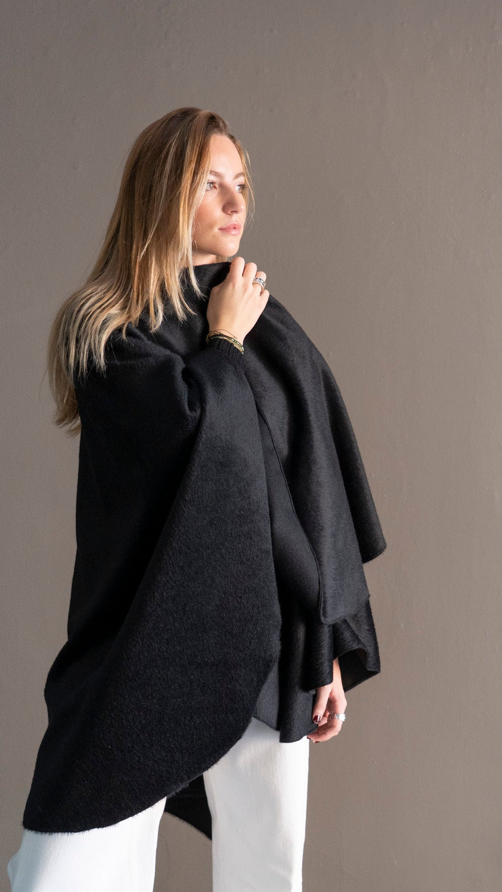 Ruana Suri Alpaca 01 | Negro