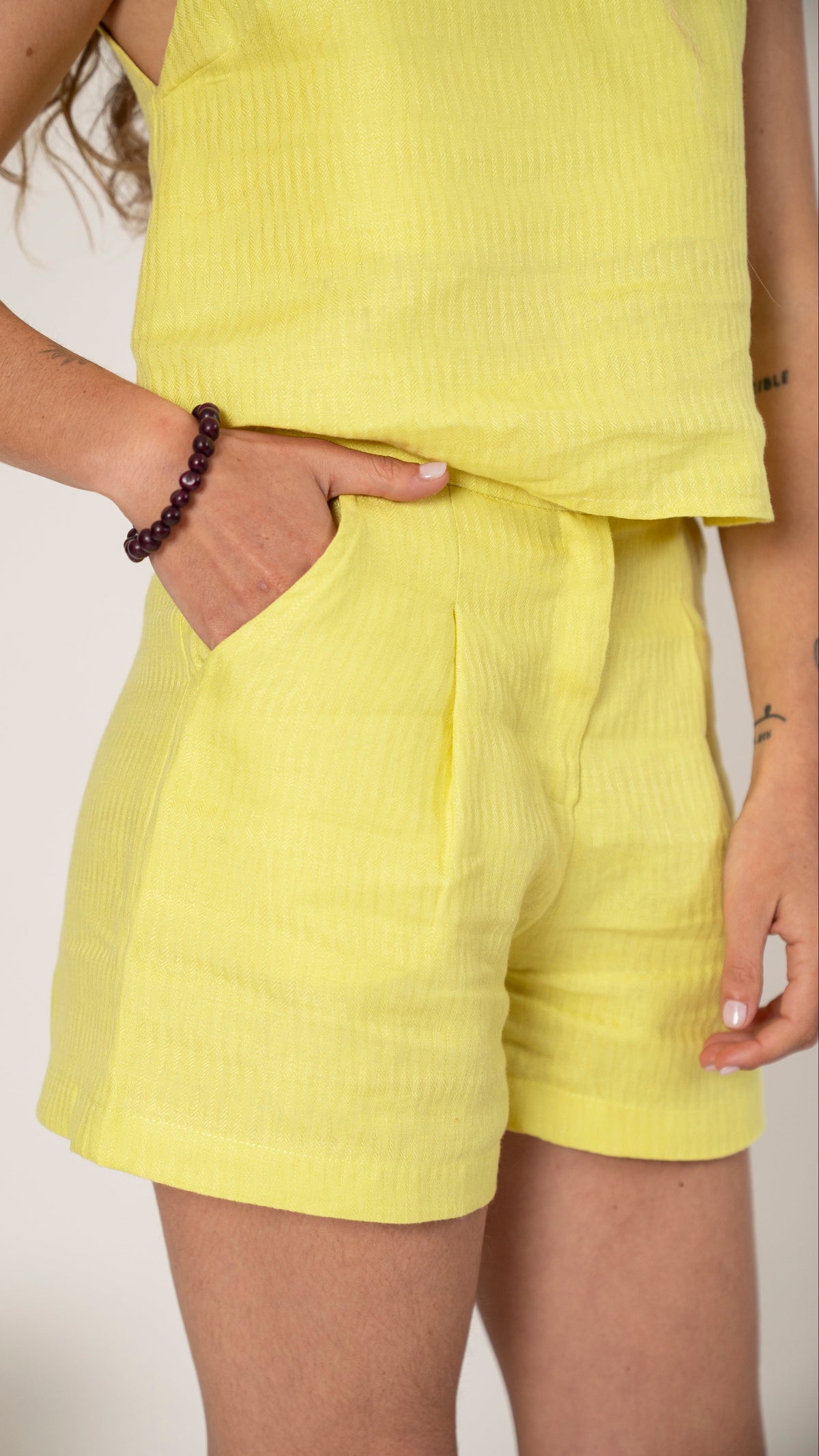 Detalle del short de lino amarillo Acacia con trama exclusiva y bolsillo