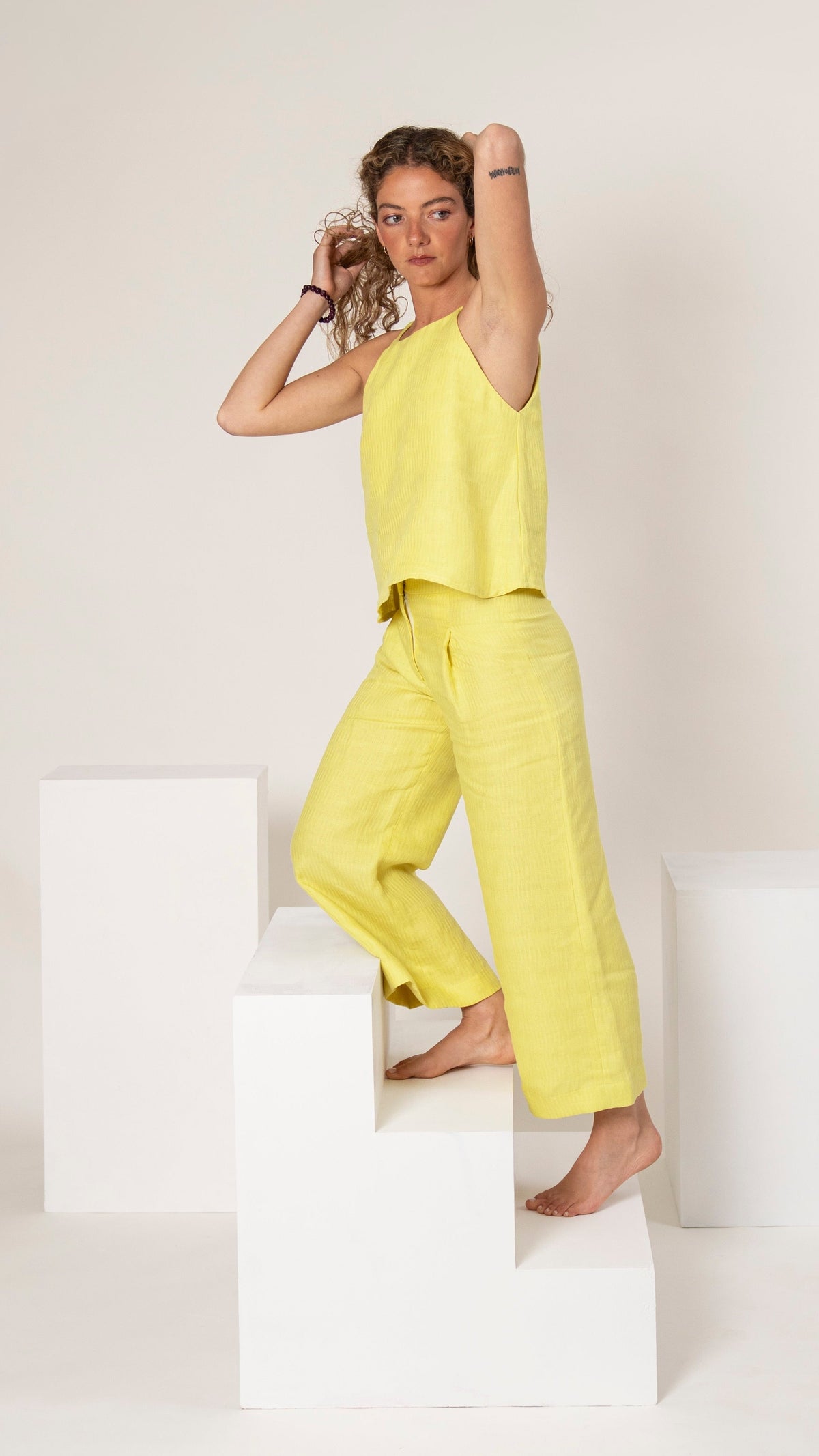 Pantalón de lino amarillo Acacia con pinzas, corte relajado, con top a juego, vista de frente