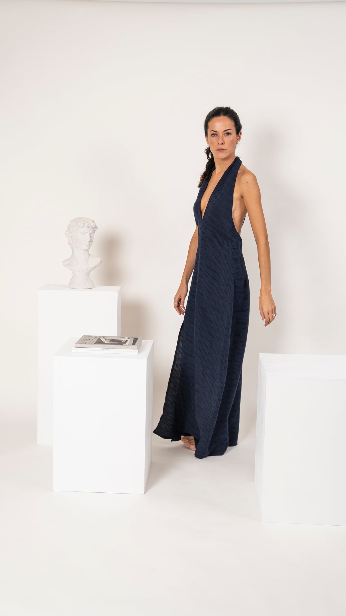 Vestido largo de lino azul con trama exclusiva, cuello halter con amarra y escote en V profundo, de frente
