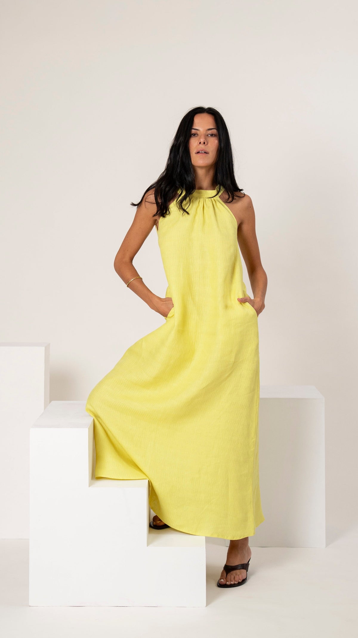 Vestido largo de lino amarillo Acacia con trama exclusiva, silueta fluida y bolsillos laterales ocultos