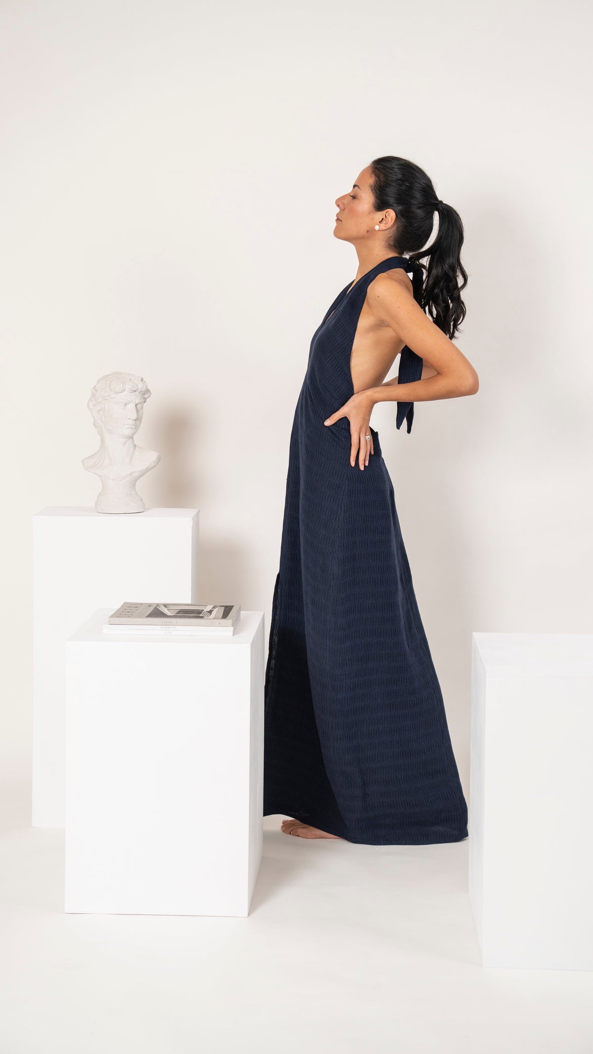 Vestido largo de lino azul con cuello halter y espalda descubierta, vista de perfil