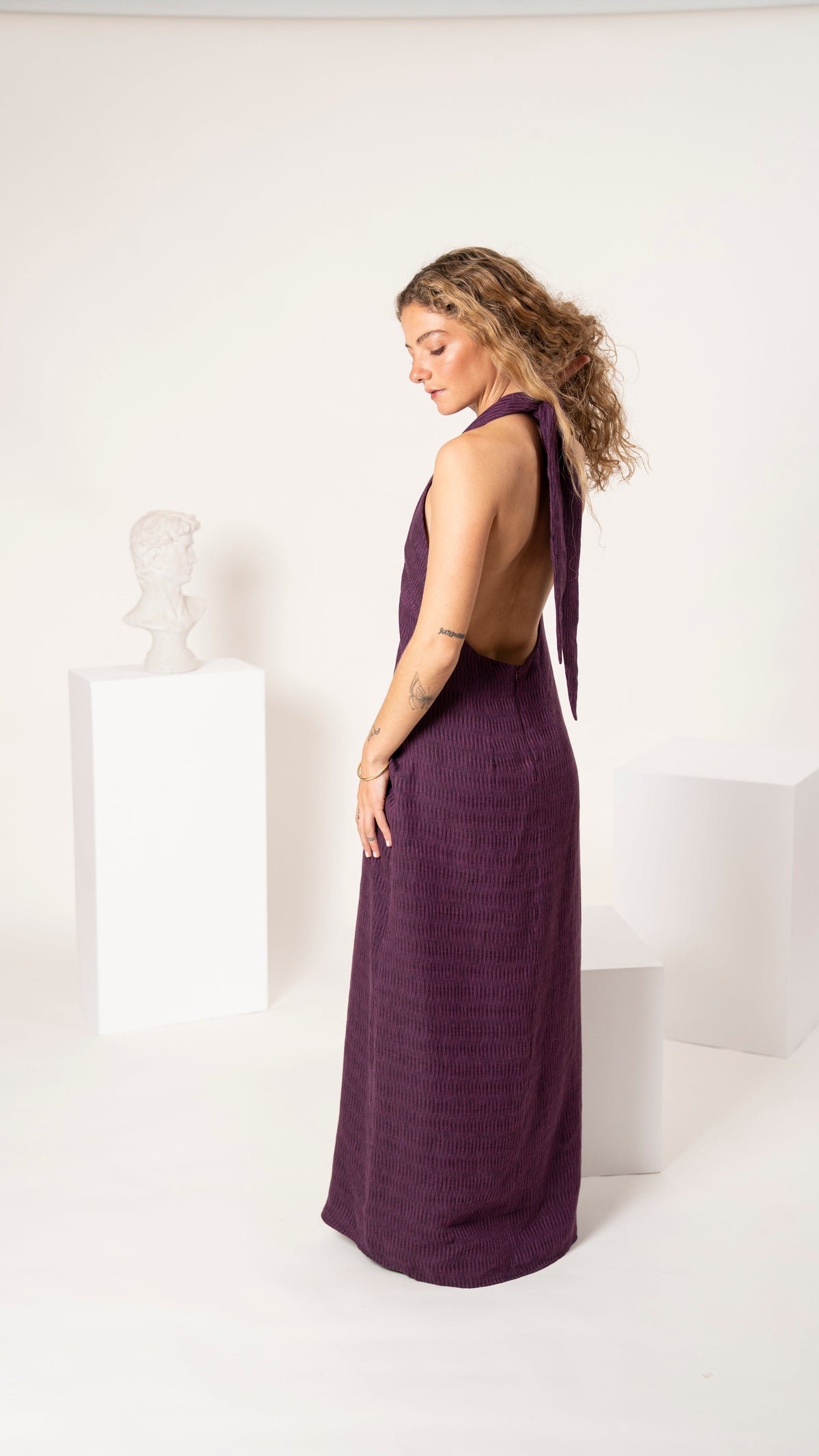 Vestido largo de lino morado Amaranto con espalda descubierta, vista de perfil