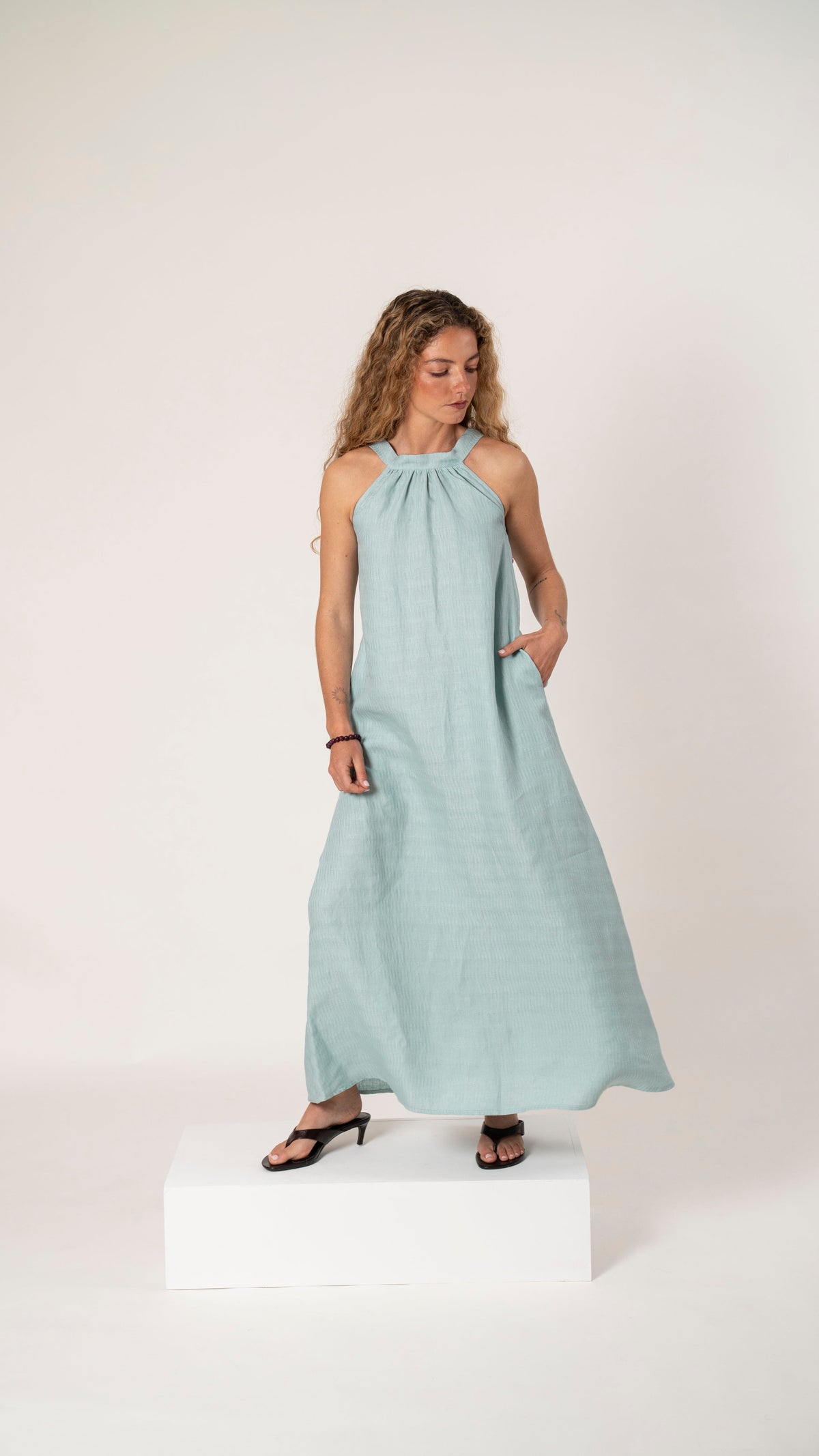 Vestido largo de lino verde agua Ether sin mangas con drapeado en el escote, vista de frente