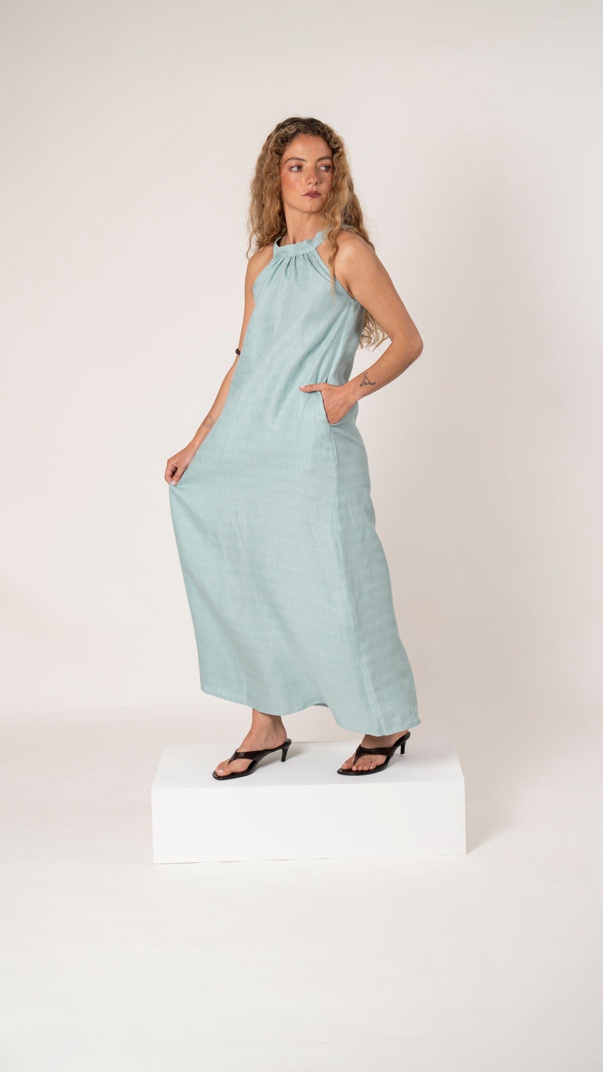 Vestido largo de lino verde agua Ether de silueta fluida, se ve la caída al caminar