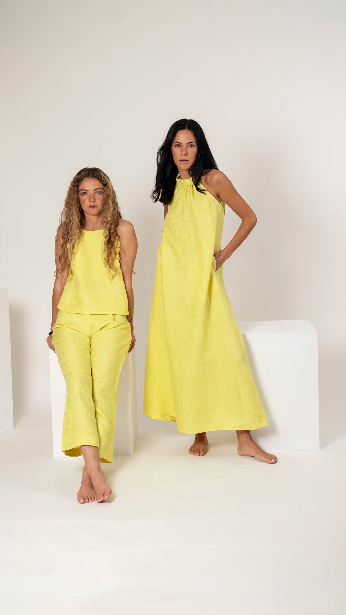 Conjunto de pantalón con pinzas y top de lino Acacia junto al vestido largo de lino Acacia