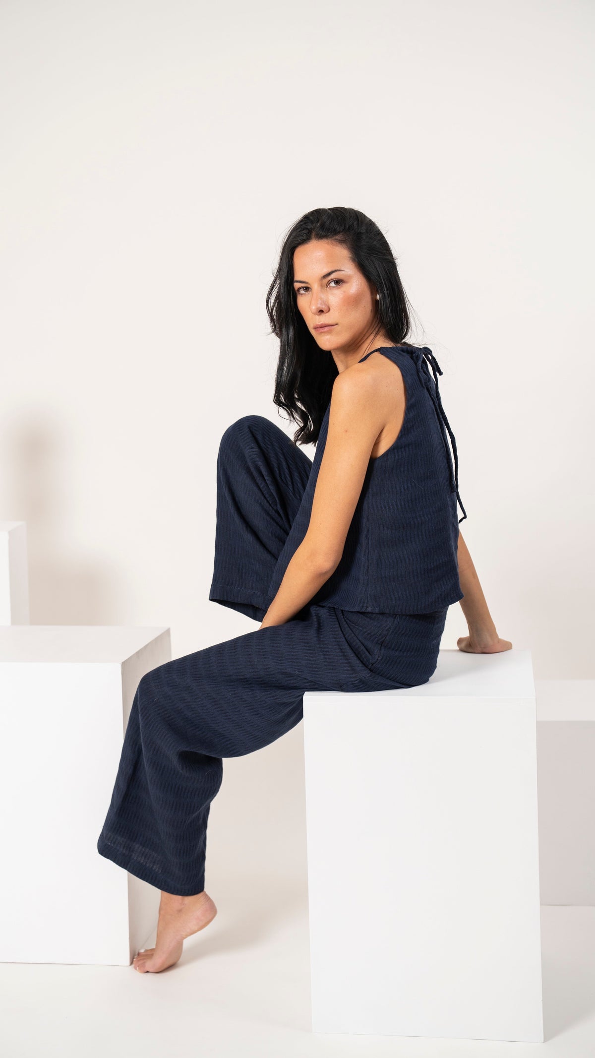 Pantalón de lino recto azul con trama exclusiva y top de lino azul, conjunto visto de lado