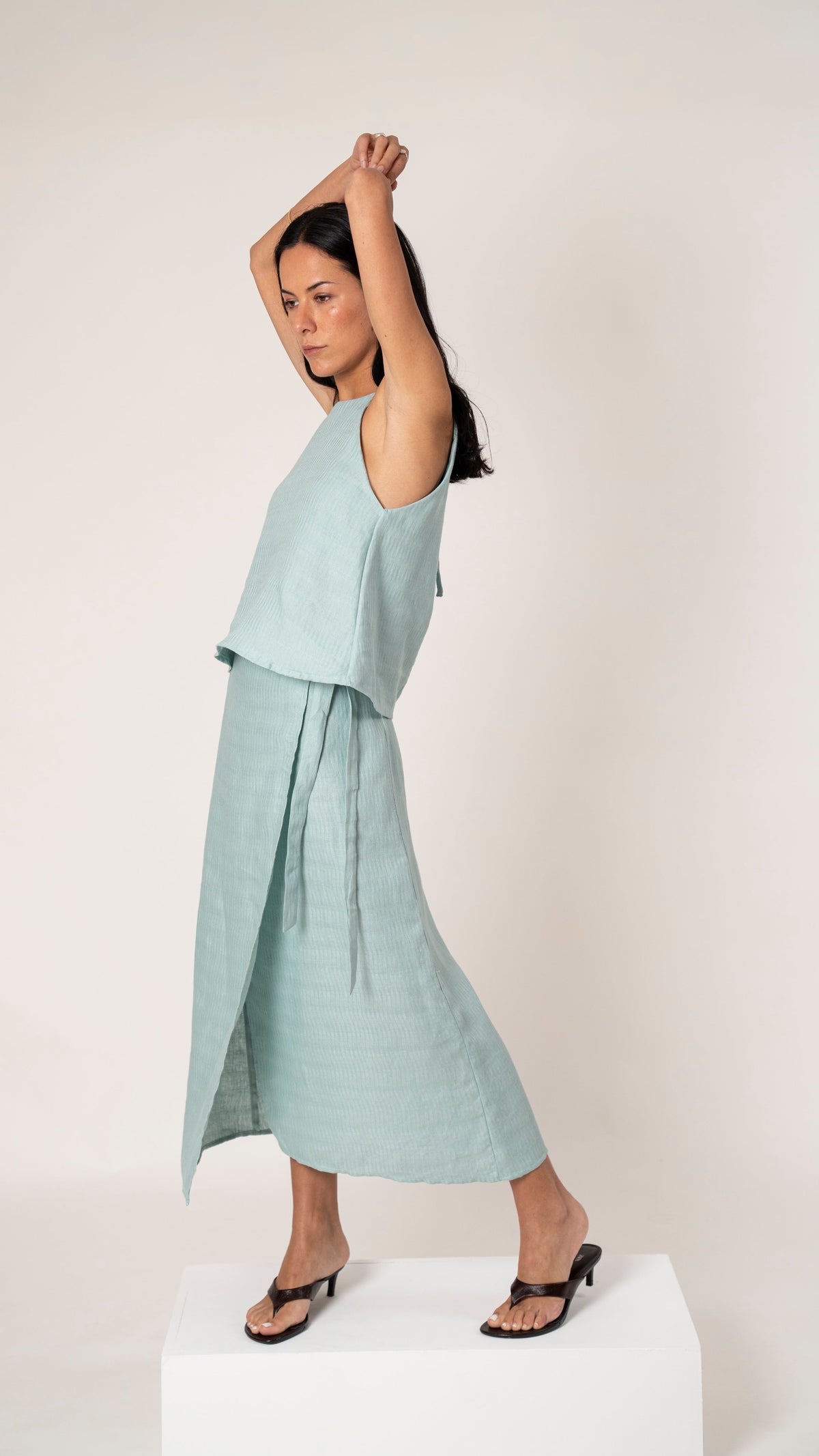 Falda pareo de lino verde agua Ether envolvente con top halter a juego, se ve el cruce lateral