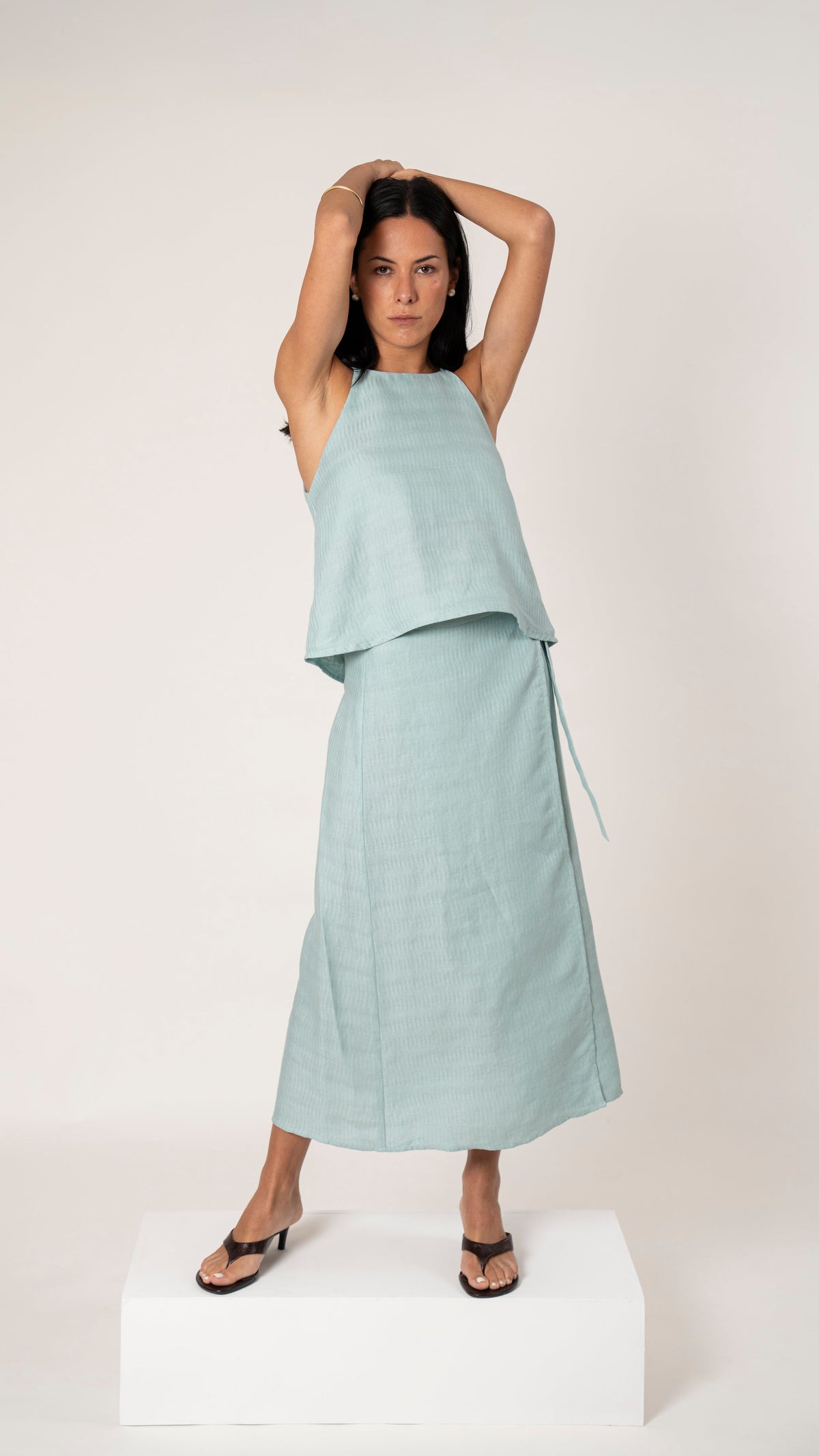 Falda pareo de lino verde agua Ether larga con top halter a juego, conjunto de frente
