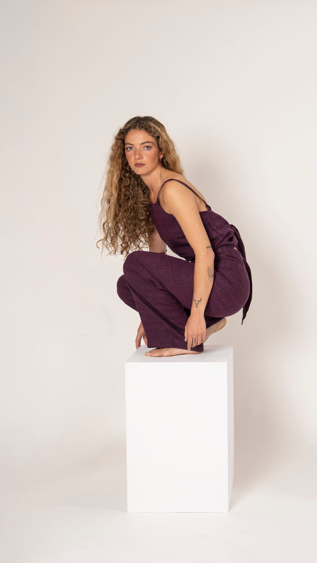 Top de lino morado Amaranto con nudo y pantalón recto a juego con trama exclusiva