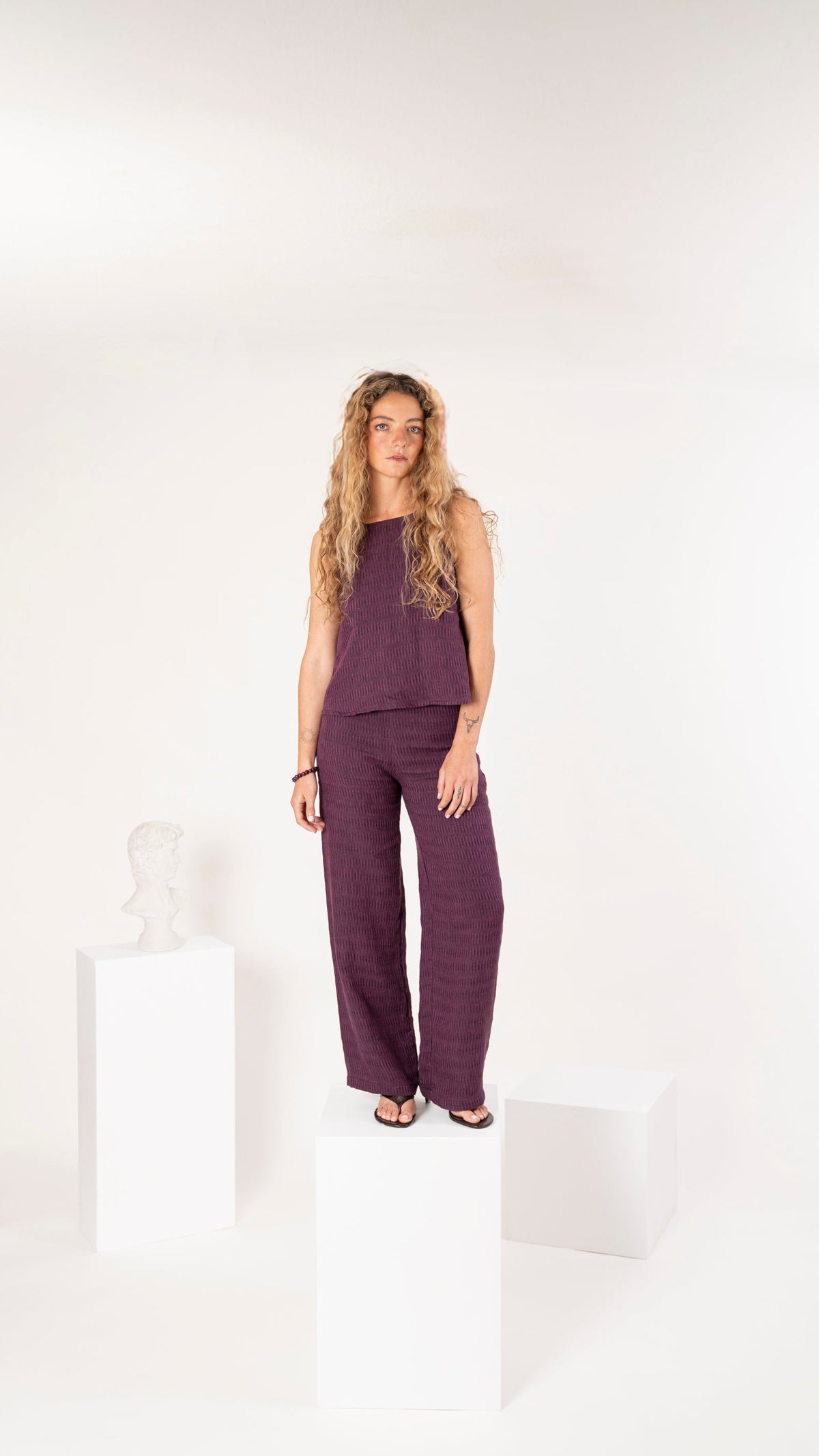 Top halter de lino morado Amaranto, ajustado y sin mangas, con pantalón recto a juego, de frente