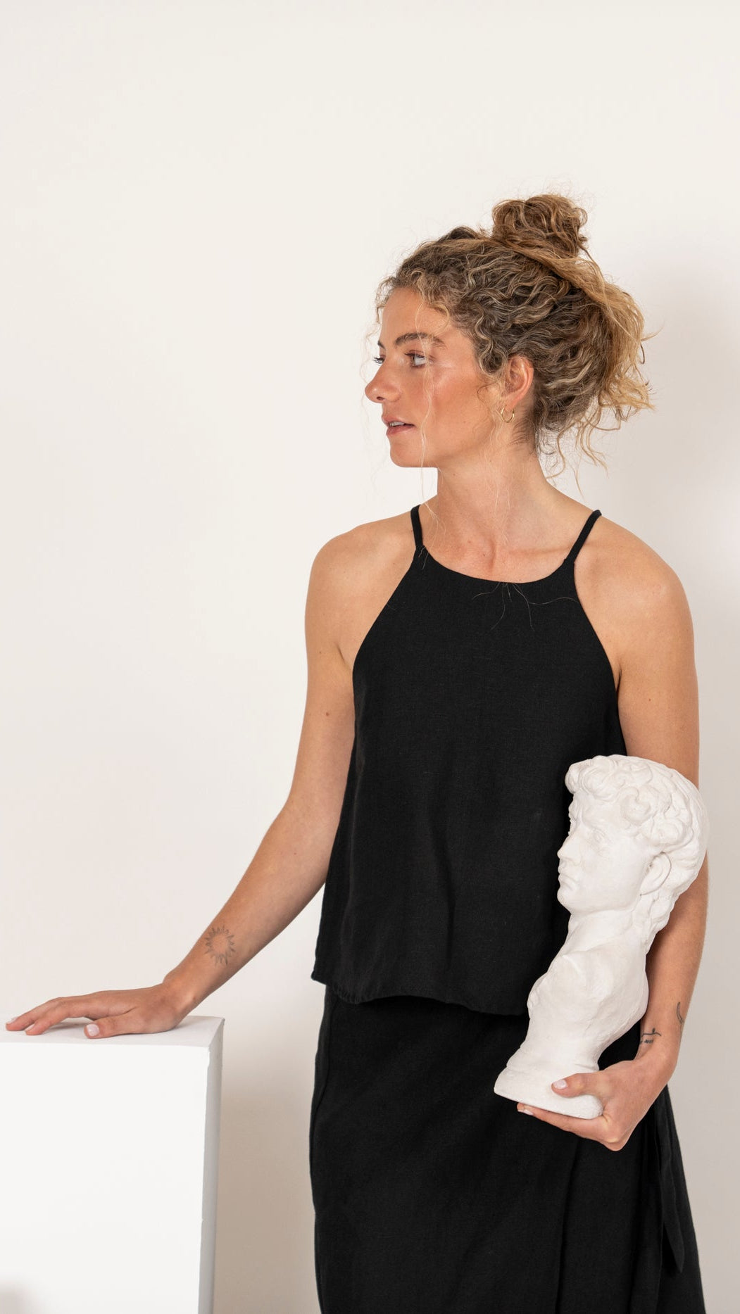 Top halter de lino negro ajustado con tiritas, vista de perfil