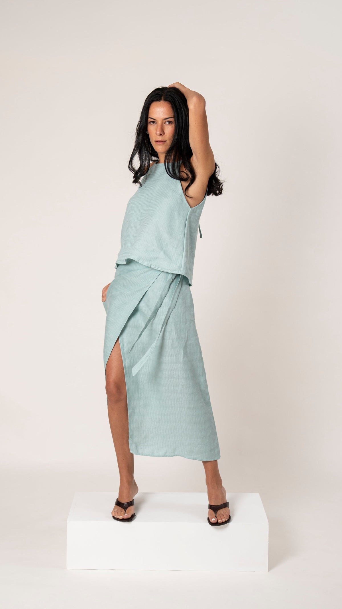 Top halter de lino verde agua Ether con trama exclusiva y falda pareo larga Ether, vista de frente