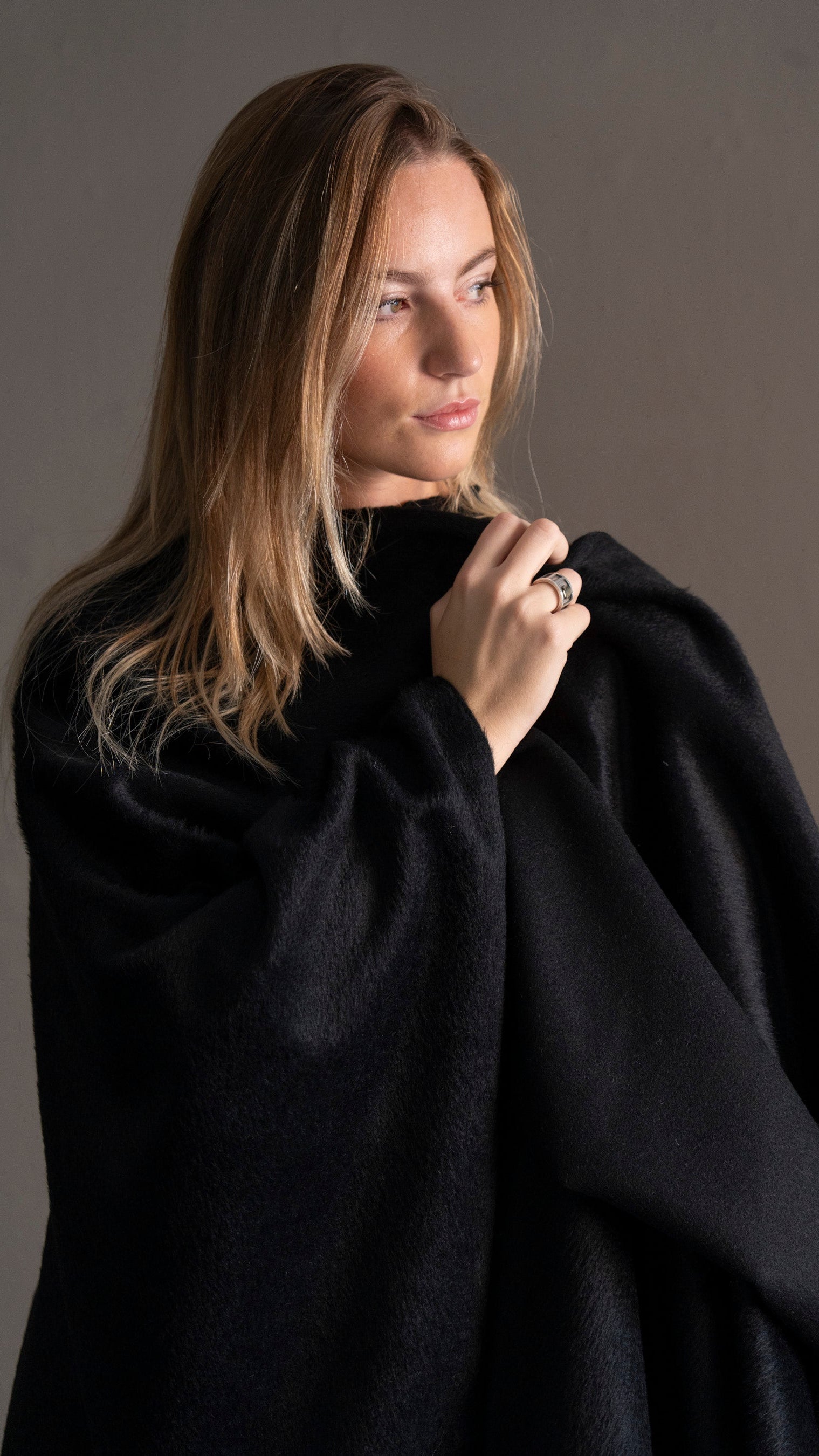 Ruana Suri Alpaca 01 | Negro