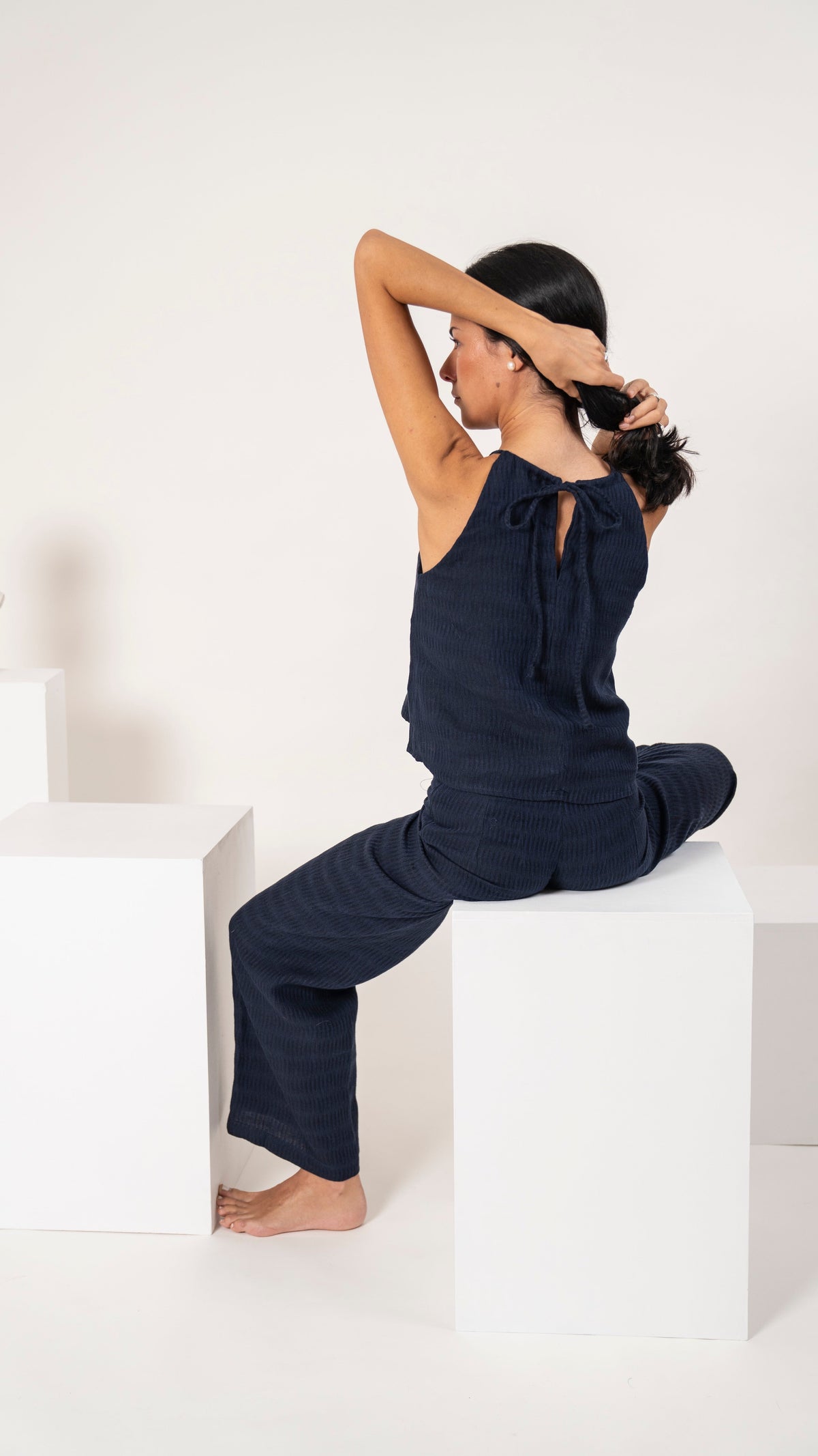 Pantalón de lino recto azul de pierna recta y top de lino azul, vista de perfil