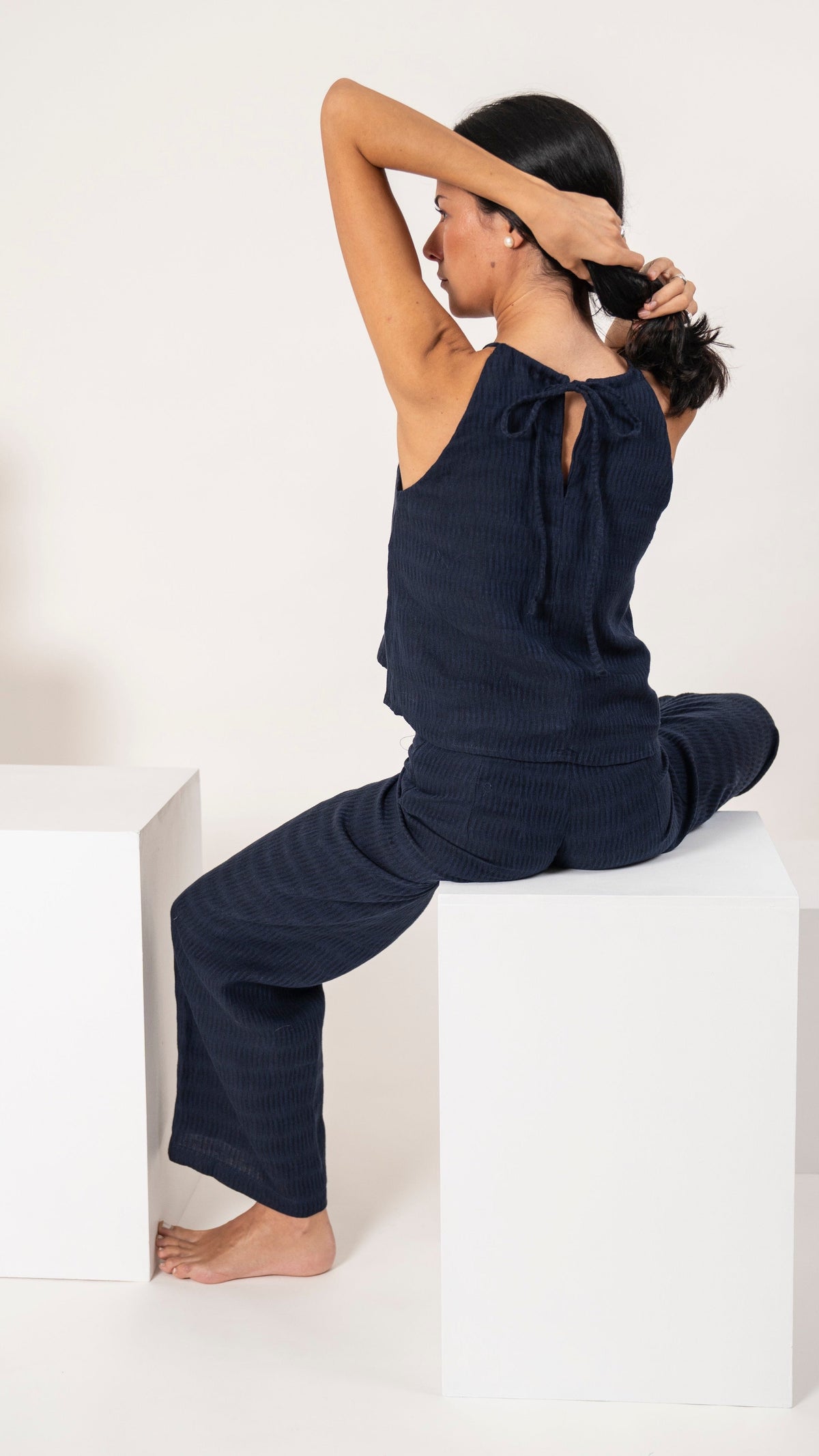 Top halter de lino azul con trama exclusiva y pantalón de lino azul, vista de espalda