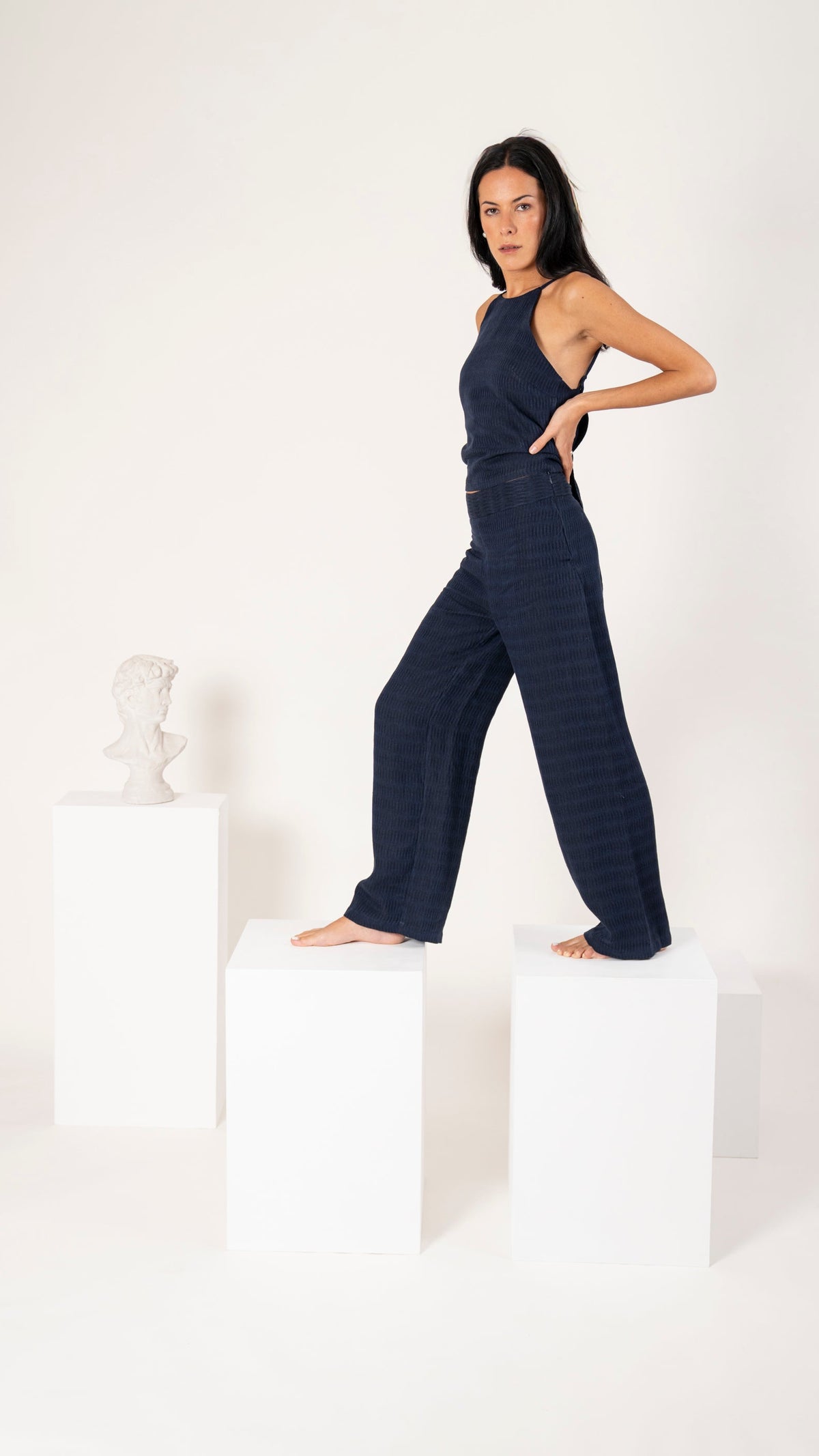 Polera de lino azul de tiritas con nudo y pantalón recto a juego, conjunto completo