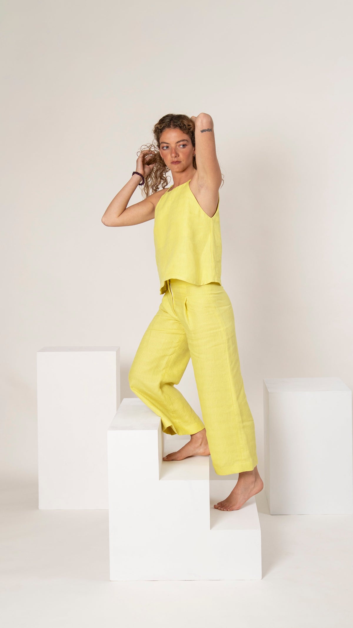 Top halter de lino amarillo Acacia, ajustado y sin mangas, con pantalón a juego, vista de frente