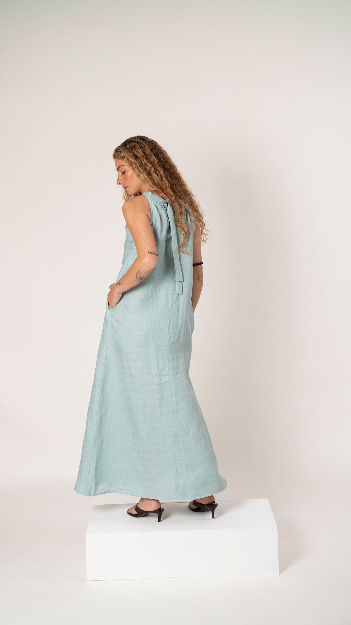 Vestido largo de lino verde agua Ether, vista de espalda