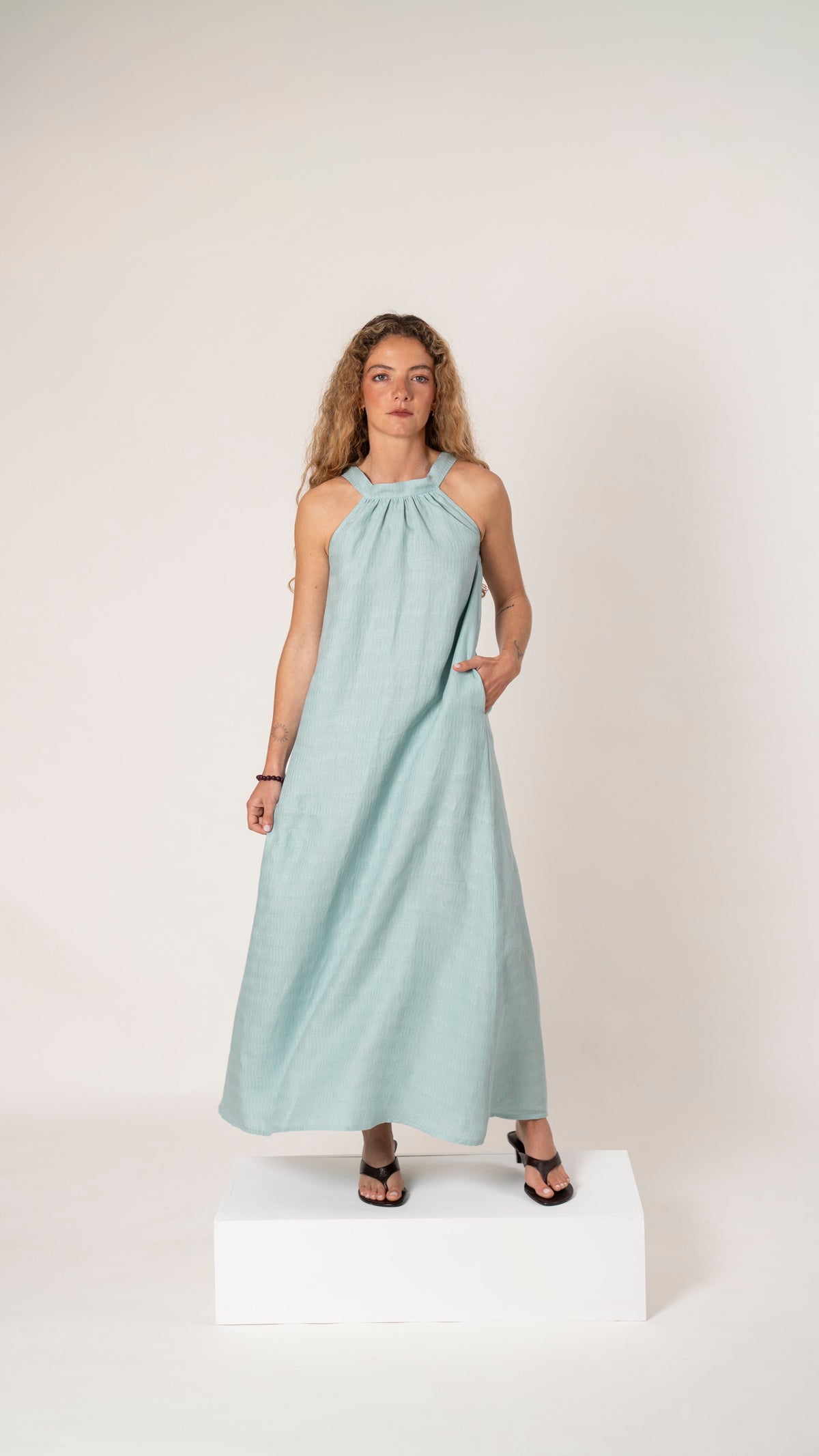 Vestido largo de lino verde agua Ether con trama exclusiva y bolsillos laterales ocultos, de frente